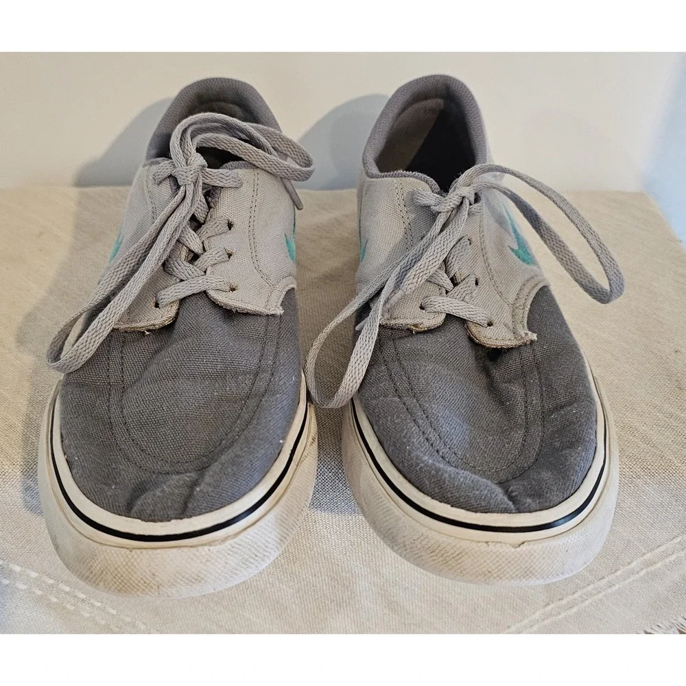 Nike Girls Lace Up Gray Logo Shoes 4.5Y